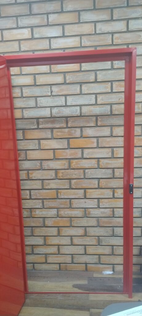 marco para porta de emergência