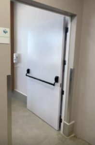 porta corta fogo branca para prédio