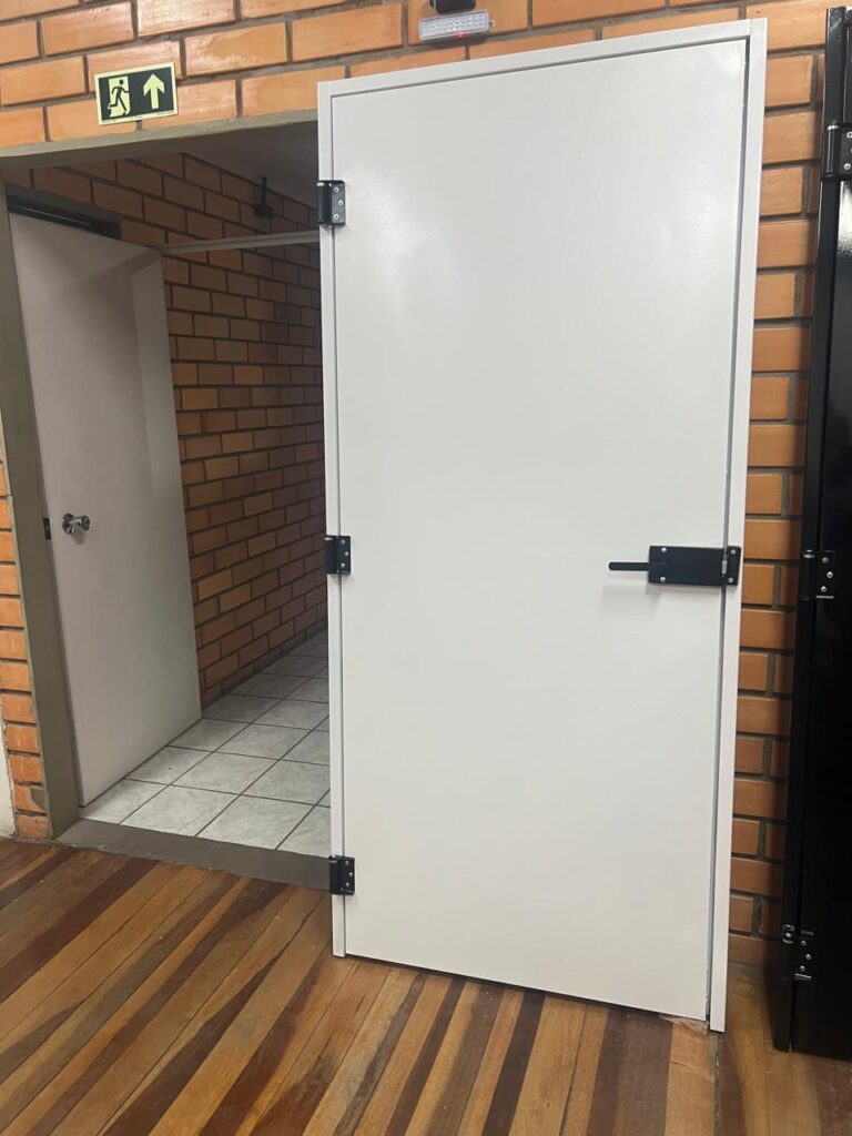 porta corta fogo branca para saída de emergência