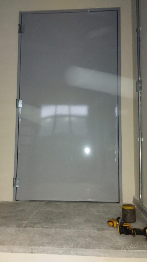 porta corta fogo cinza para prédio