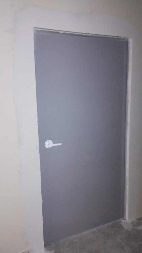 porta corta fogo cinza para saída de emergência