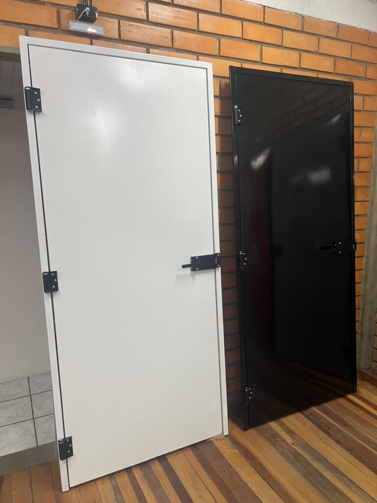 porta corta fogo preta para prédio