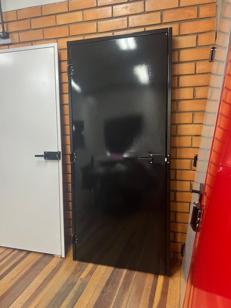 porta corta fogo preta para saída de emergência