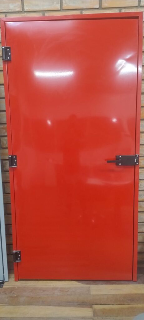 porta corta fogo vermelha para prédio