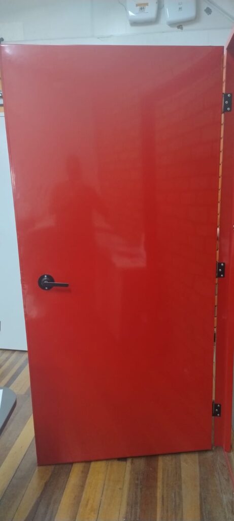 porta corta fogo vermelha para saída de emergência