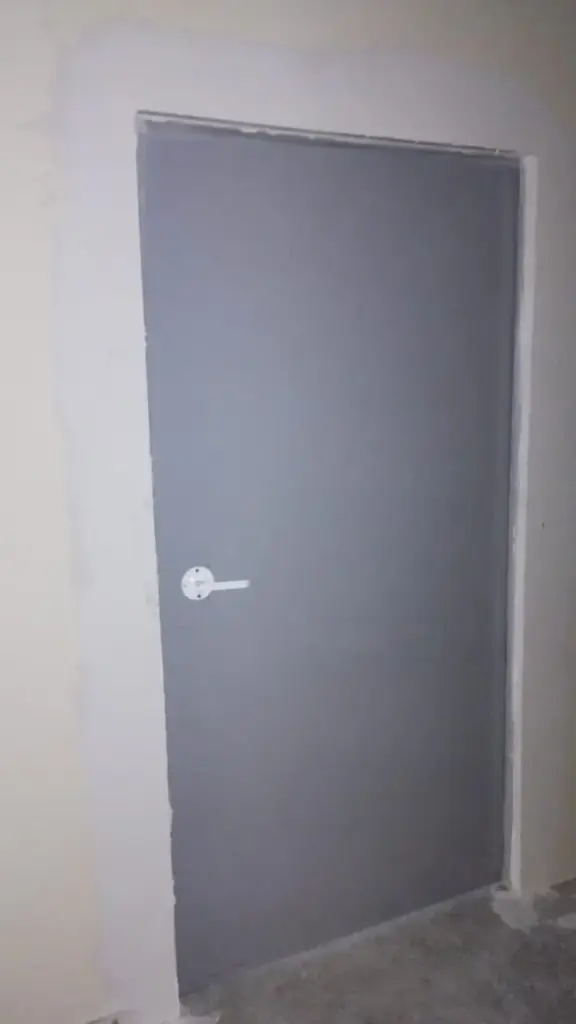 porta corta fogo cinza para prédio