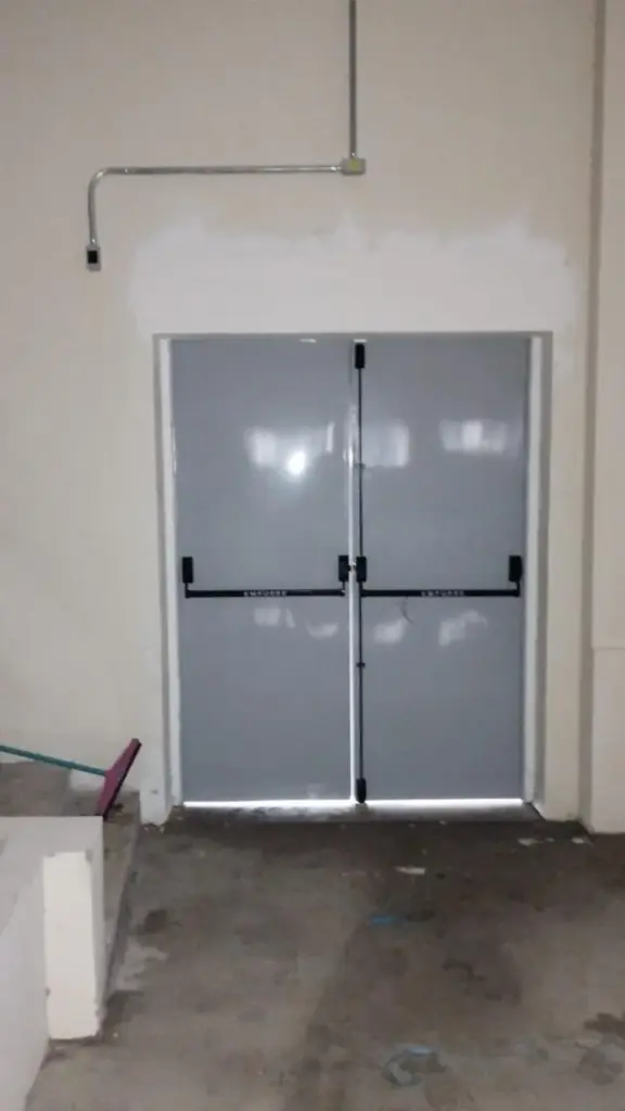 porta corta fogo dupla saída de emergência