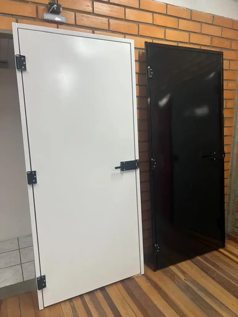 porta corta fogo preta para prédio