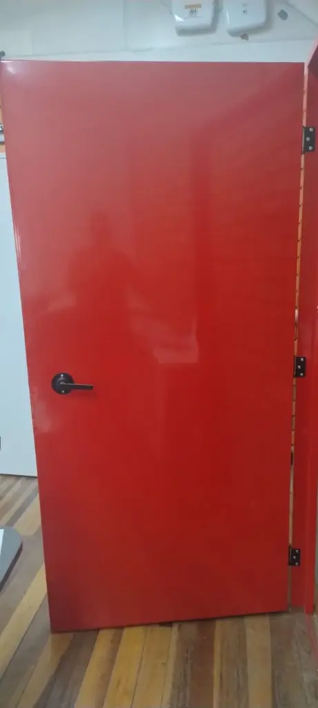 porta corta fogo vermelha sob medida
